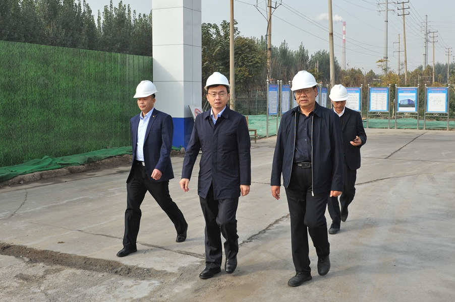 邹平市委常委、纪委书记、监委主任、经开区纪工委书记、监工委主任王东调研经开区重点项目建设(图1)