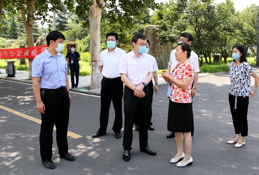 市委常委、市纪委书记、市监委主任王东到高考考点现场检查高考各项工作(图1)